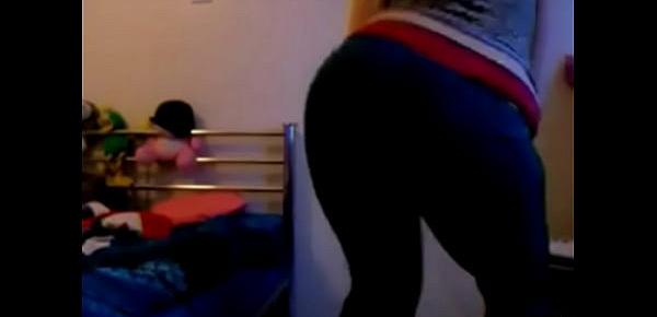  18yo with yoga pants booty shakes her fat round ass part 1